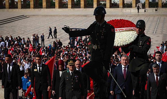 Gençlik ve Spor Bakanı Bak'dan Anıtkabir'e ziyaret