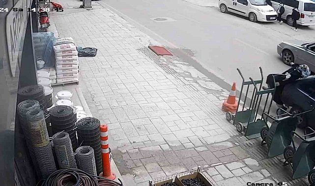 Geri manevra yaparken yayaya çarptı, o anlar kameraya yansıdı