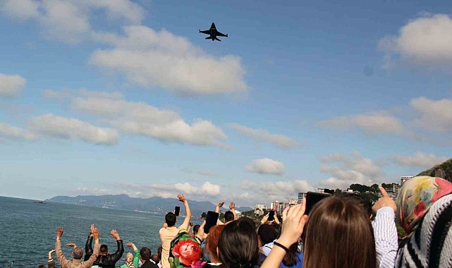 Giresun'da nefes kesen SOLOTÜRK gösterisi