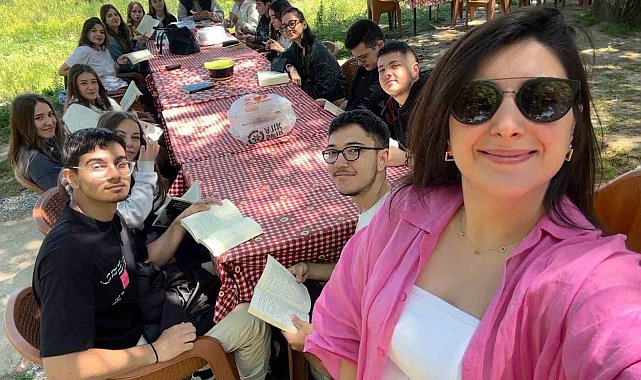 Göl kenarında kitap okudular