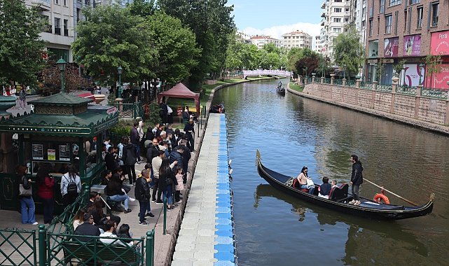 Gondola binebilmek için iskelede dakikalarca sıra beklediler