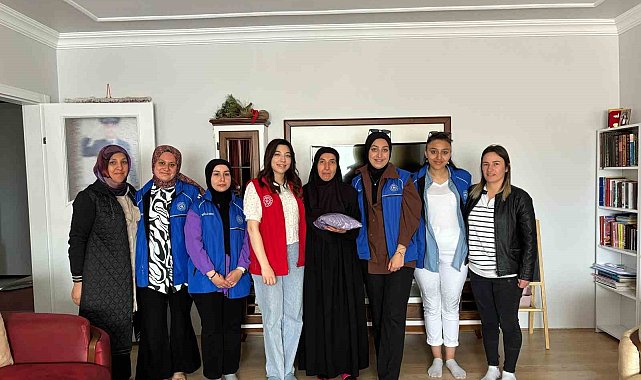 Gönüllü gençler depremzede ve şehit annelerini ziyaret etti