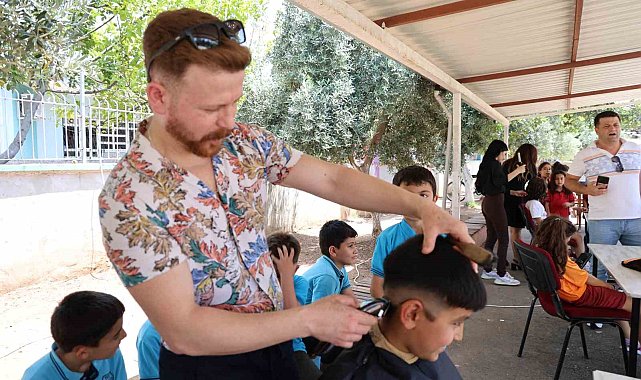 Gönüllü kuaförlerden okul bahçesinde ücretsiz tıraş