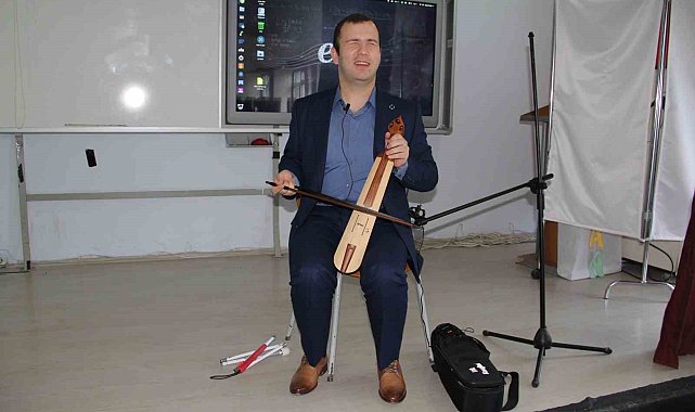 Görme engelli müzik öğretmeni azmi ile örnek oluyor