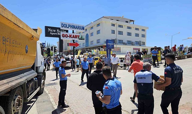 Görüntü kirliliği oluşturup sokak trafiğini zora sokarak turizmi olumsuz etkileyen yapı işgalleri kaldırılıyor