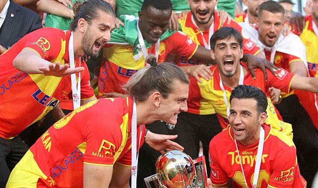 Göztepe şampiyonluk kupasını kaldırdı