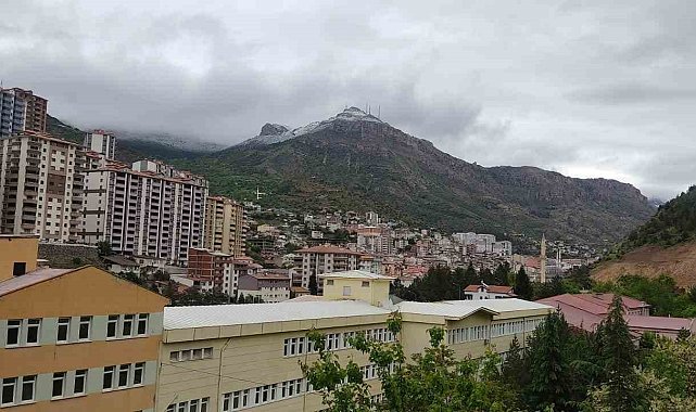 Gümüşhane'de mayıs ayında sürpriz kar yağışı