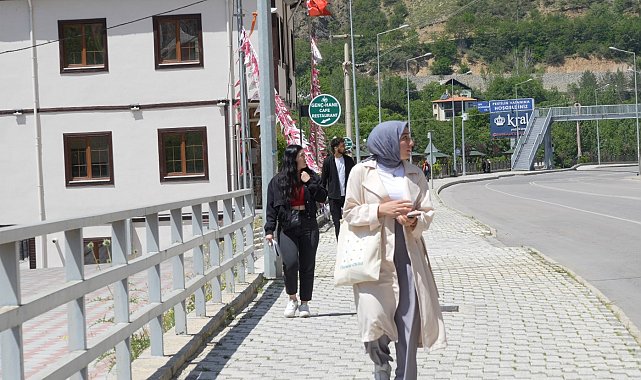 Gümüşhane'de öğrenciler için tehlike oluşturan kayalar dağcılar tarafından temizlendi