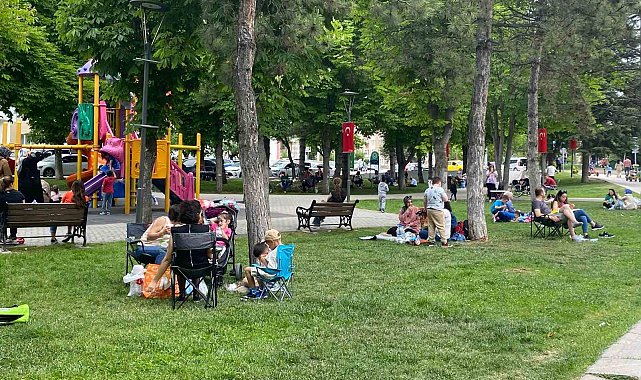 Güzel havayı bulan vatandaşlar, pazar gününü Kanlıkavak Parkı'nda geçiriyor