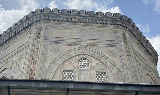 Hac kurası bekleyenler önce bu türbeyi ve camiyi ziyaret ediyor