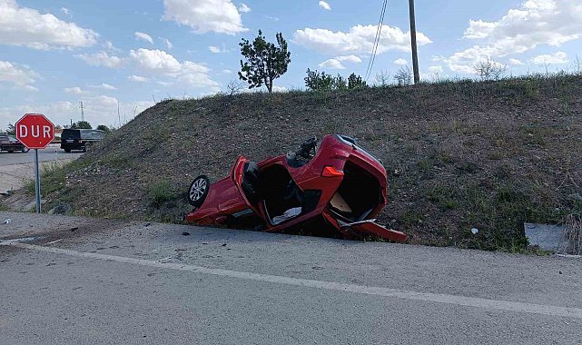 Hafif ticari aracın otomobille çarpıştığı kazada 4 kişi yaralandı
