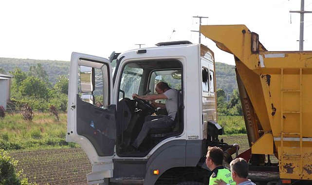Hafriyat kamyonuyla çarpışan otomobil kağıt gibi ezildi: 2 ölü