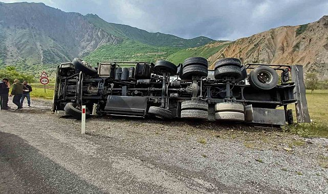 Hakkari'de yakıt tankeri yan yattı