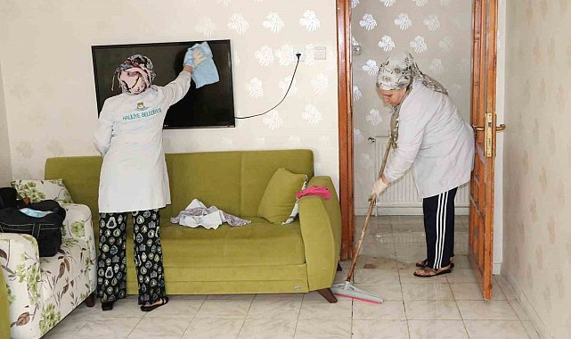 Haliliye'de evde bakim hizmeti ile haneler temizleniyor