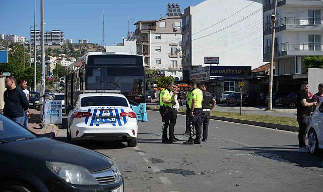 Halk otobüsü trafik ışıklarında bekleyen araçların arasına daldı: 3 yaralı