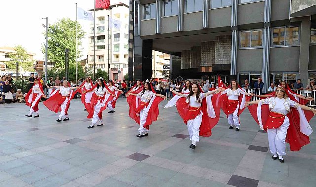 Halk oyunları gösterileri ilgiyle izlendi