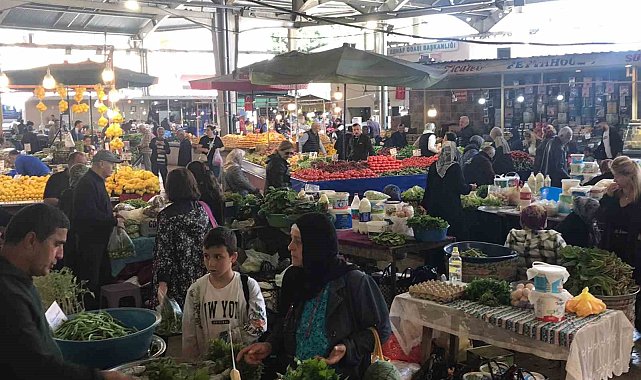 Halk pazarındaki fiyatlar vatandaşın yüzünü güldürdü