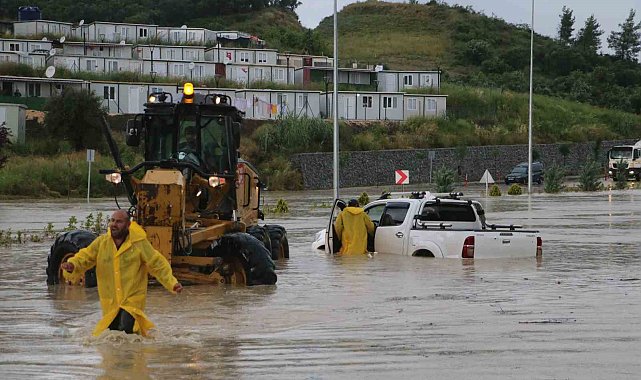 Hatay Büyükşehir Belediyesi ekipleri, kuvvetli yağış sonrası 754 vakaya müdahale etti