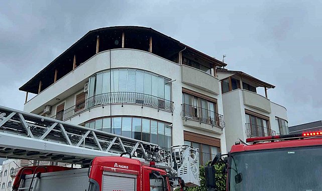 Hatay&#039;da 3 katlı binanın çatısındaki yangın kamerada