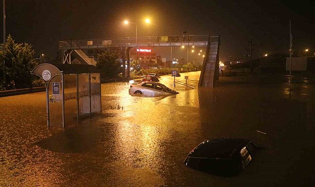 Hatay'da caddeler göle döndü, araçlar suya gömüldü