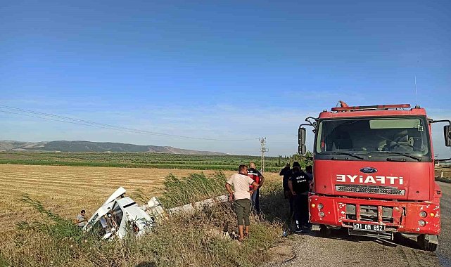 Hatay'da tarlaya uçan tırın şoförü yaralandı