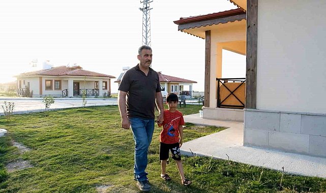 Hataylı bir depremzede aile daha yeni evlerine kavuştu