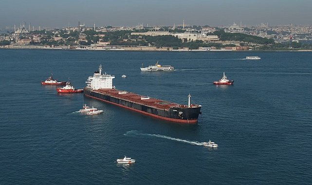 Haydarpaşa açıklarında karaya oturan gemi havadan görüntülendi