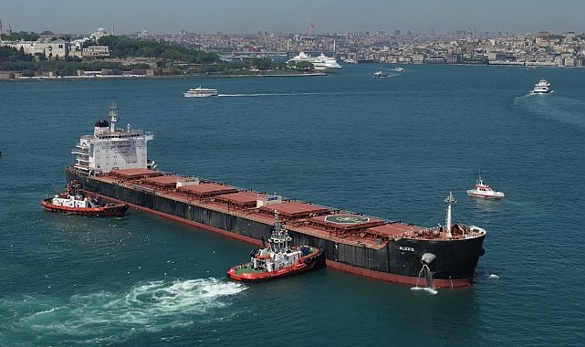 Haydarpaşa'da karaya oturan gemiyi kurtarma çalışmaları başladı