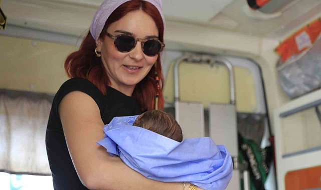 Hurdaya dönen araçtan çıkan bebek ve çocuğa '112 Acil Anne'