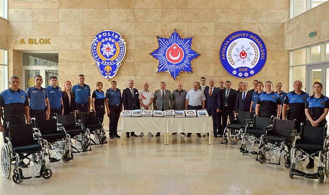 İhtiyaç sahiplerine ulaştırılmak üzere Antalya Emniyeti'ne tekerlekli sandalye ve kıyafet desteği
