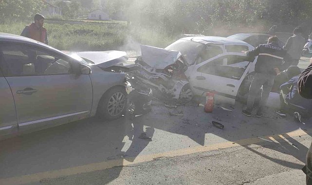 İki otomobil kafa kafaya çarpıştı: 1 yaralı