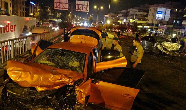 İki otomobil kafa kafaya çarpıştı, parçaları birbirine karıştı: 1'i ağır 5 yaralı
