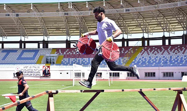İlk kez düzenlenen üniversitelerarası itfaiye oyunlarını Ardahan ekibi kazandı