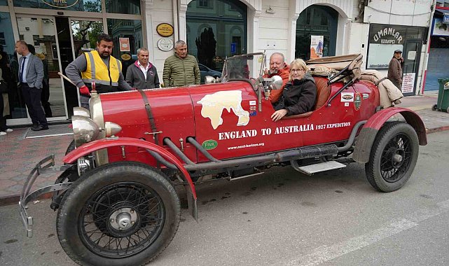 İngiliz çift, asırlık klasik otomobille dünyayı turluyor