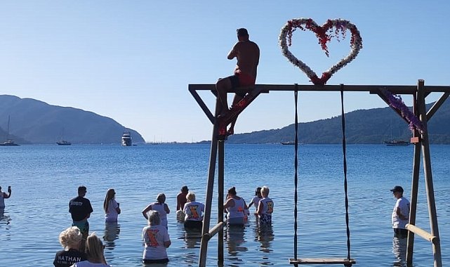 İngiliz turistler ülkesinde ölen yakınlarının küllerini denize döktü