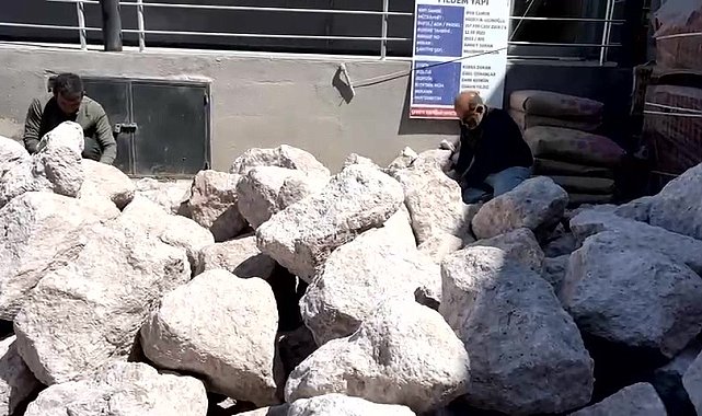 İnşaat işçileri ekmek parası için 1 Mayıs'ta taş kırdı