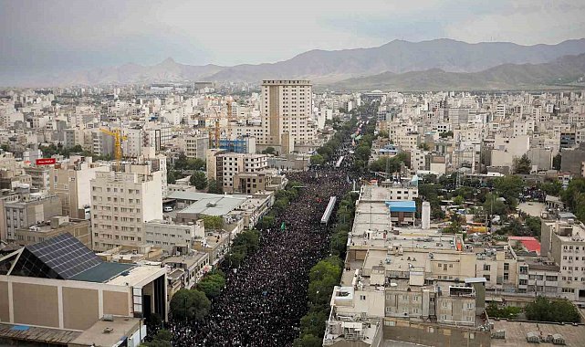 İran Cumhurbaşkanı Reisi'yi 3 milyon kişi son yolculuğuna uğurladı