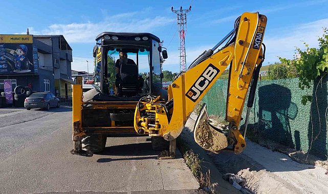 İş makinesinin açık bırakılan bomu yayaya çarptı