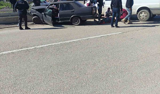 İşçi servisi ile otomobil çarpıştı : 4 yaralı