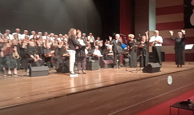 İşitme engelli vatandaşlar, konseri işaret dili ile takip etti