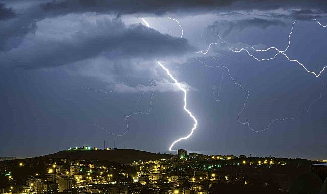 İskenderun Körfezi'nde şimşekler geceyi aydınlattı