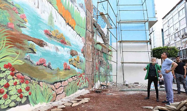 İskenderun'da depremin izleri duvarlara çizilen resimlerle siliniyor