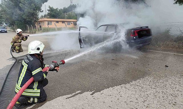 İskenderun'da yanan araç hurdaya döndü