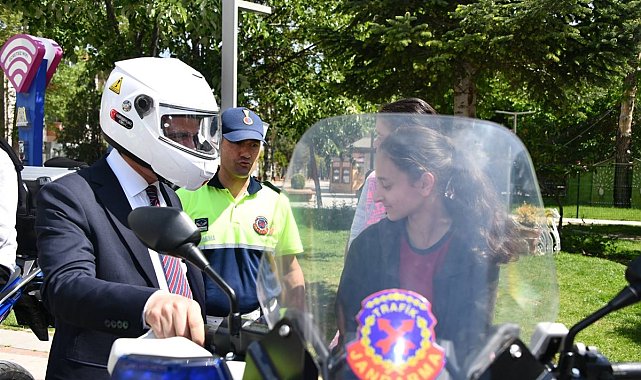 Isparta'da ekiplerden öğrencilere uygulamalı trafik eğitimi