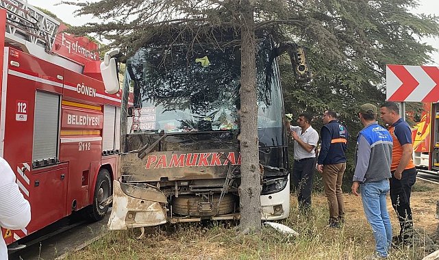 Isparta'da kontrolden çıkan yolcu otobüsü ağaca çarptı: İlk belirlemelere göre 11 yaralı var