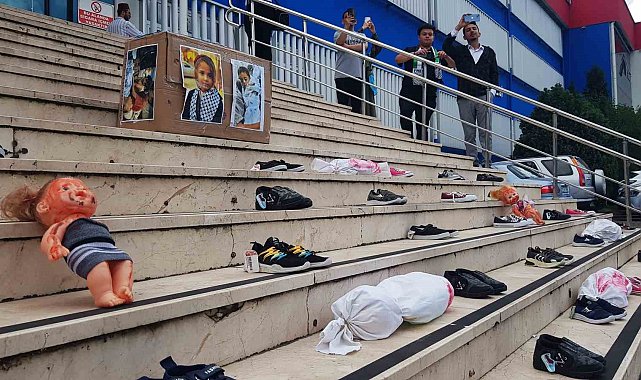 İsrail, çocuk ayakkabıları ve kefenlere sarılmış bebeklerle protesto edildi