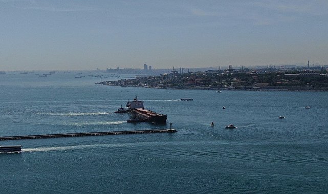 İstanbul Boğazı gemi trafiğine tekrar açıldı