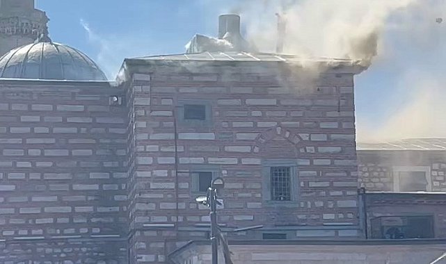 İstanbul Eminönü'ndeki Mısır Çarşısı'nda yangın çıktı. Olay yerine çok sayıda itfaiye ekibi sevk edildi.