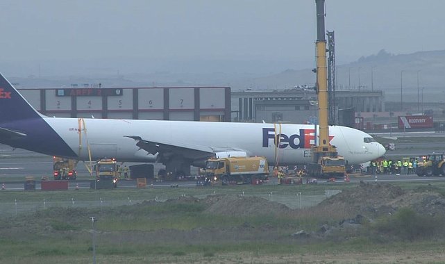 İstanbul Havalimanı'nda gövdesinin üzerine inen uçağın kaldırılma çalışmaları devam ediyor