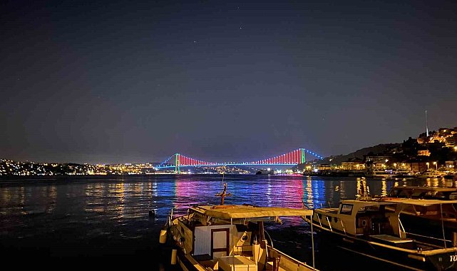 İstanbul'da köprüler Azerbaycan bayrağının renkleriyle aydınlatıldı